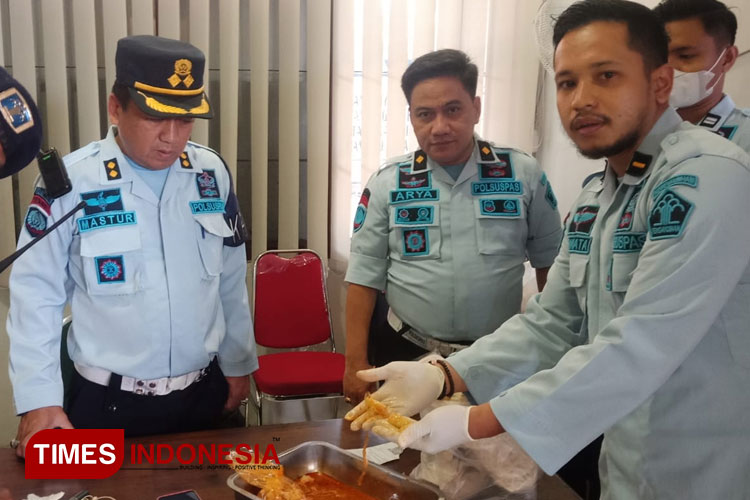 Petugas Lapas Klas I Malang saat memeriksa makanan yang berisi narkoba. (Foto: Dok. Lapas Klas I Malang/TIMES Indonesia)