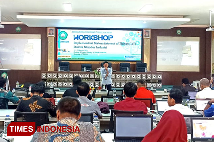 Direktur PT. Efortech Solusi Integrasi menjelaskan materi di Workshop Sistem Internet of Things (IoT) dalam Industri di Gedung B, Unisma Malang (FOTO: Dinda Ayu Anggraeni/TIMES Indonesia) 