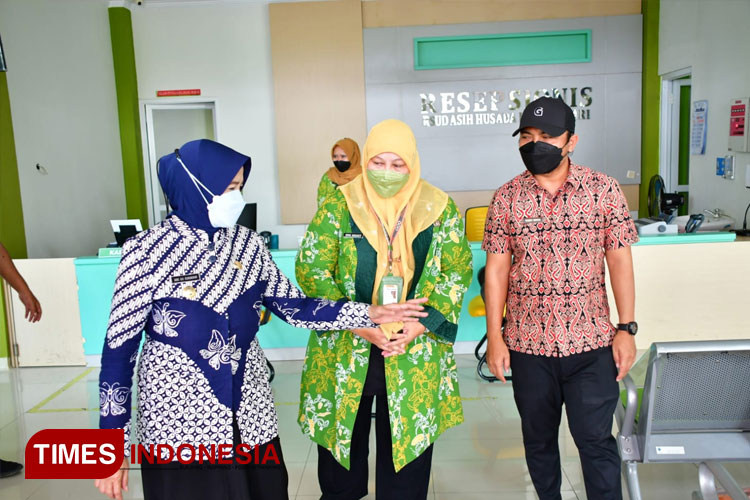 Wali Kota Banjar saat mengunjungi RSUD Asih Husada Langensari untuk meninjau pelayanan pasien dengan BPJS. (Foto: Susi/TIMES Indonesia) 