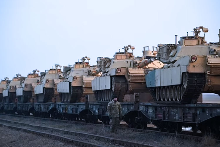 Amerika Serikat akan mengirim tank M1 Abrams kira-kira 31 unit setara satu batalyon, namun mungkin waktunya tidak secepat pengiriman tank Leopard 2 Jerman ke Ukraina. (FOTO: Daily mail/AFP/Getty Image).