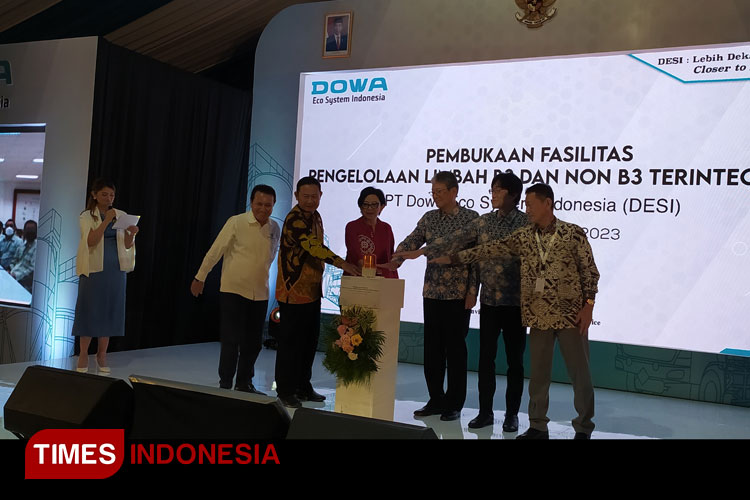Bupati Lamongan, Yuhronur Efendi, bersama Dirjen PSLB3 KLHK, Rosa Vivien Ratnawati saat pembukaan fasilitas pengelolaan limbah B3 dan non B3 PT. DESI, Jumat (27/1/2023). (FOTO: MFA Rohmatillah/ TIMES Indonesia)