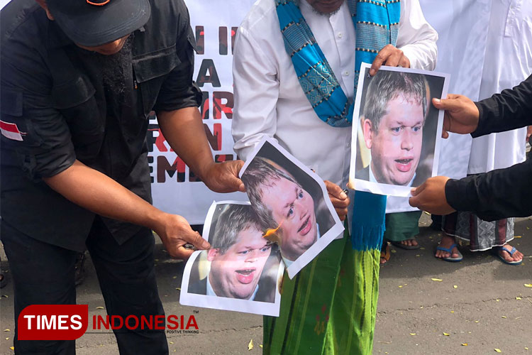 Aksi puluhan pendemo di Malang membakaran foto wajah politisi Swedia yang membakar Alquran. (Foto: Rizky Kurniawan Pratama/TIMES Indonesia)