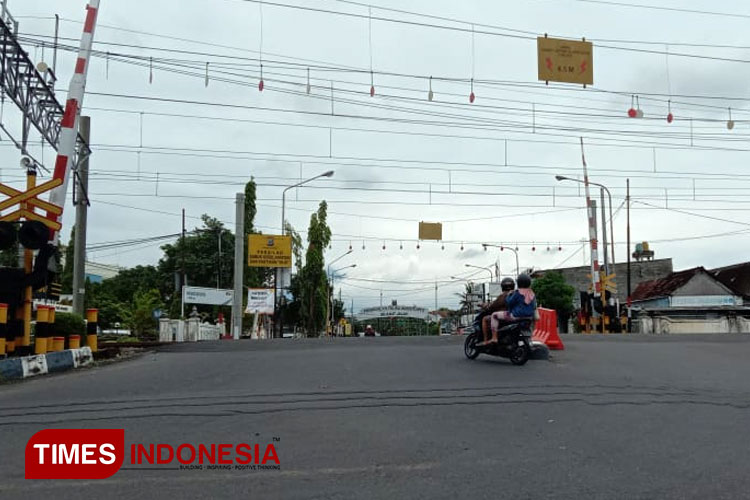 perlintasan-KA-Bandara-Adisutjipto-b.jpg