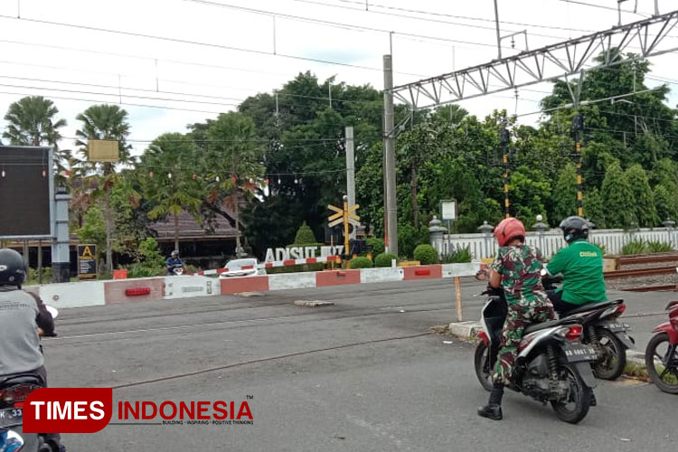 Suasana perlintasan KA Bandara Adisutjipto, Yogyakarta. (FOTO: A Riyadi/TIMES Indonesia)