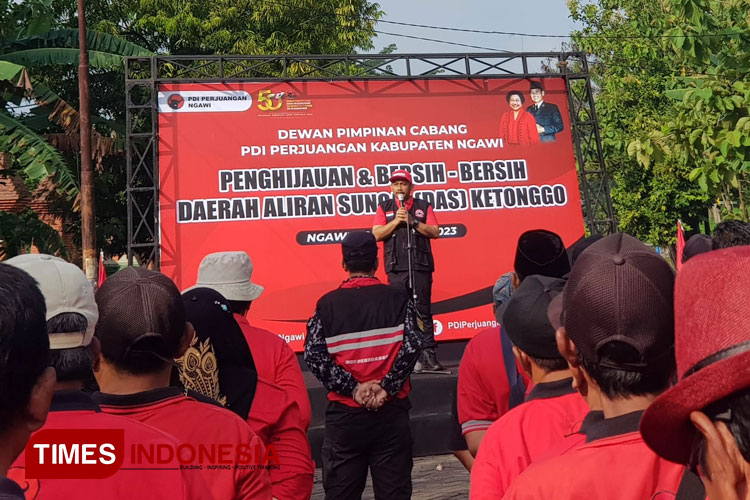 Bupati Ony memimpin apel kader PDIP Ngawi, sebelum giat bersih sungai dan penghijauan. (Foto: Miftakul/TIMES Indonesia)