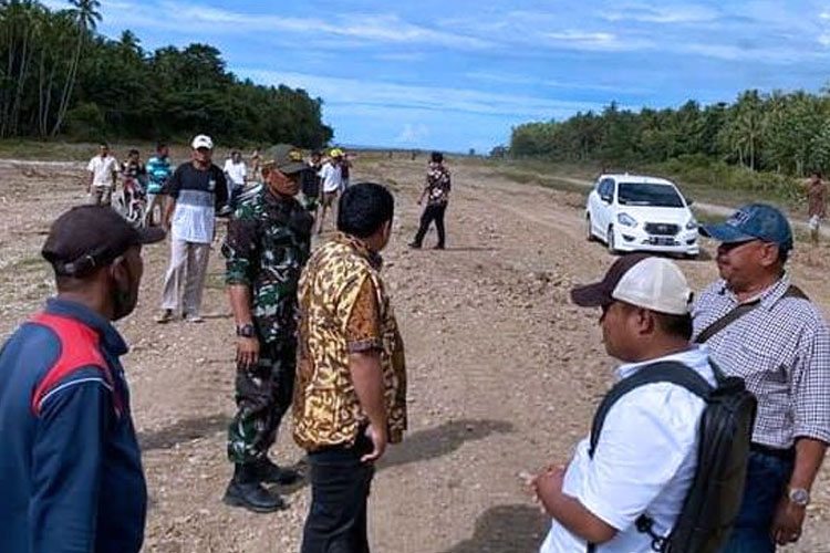 Bupati Pulau Taliabu saat memantau kesiapan lahan badara di Taliabu. (Foto TIMES Indonesia)