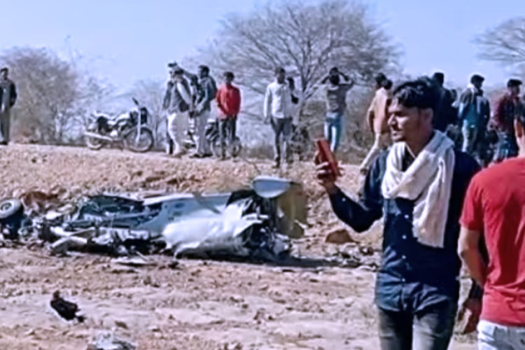 Orang-orang berkumpul di dekat reruntuhan setelah pesawat Sukhoi-30 dan Mirage 2000 jatuh di dekat Morena, Madhya Pradesh, pada hari Sabtu. (FOTO: Hindustan Times/ANI)