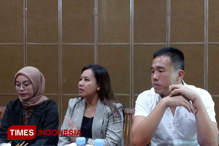 Sentanu Wahyudi pemilik Palms Karaoke  (Executive Karaoke & Club) Yogyakarta, didampingi tim kuasa hukumnya. (FOTO: Fajar Rianto/TIMES Indonesia)