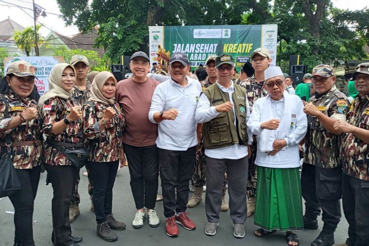 Bagikan 1.100 Bunga di Momen 1 Abad NU, GM FKPPI Malang Ingatkan NU adalah Indonesia