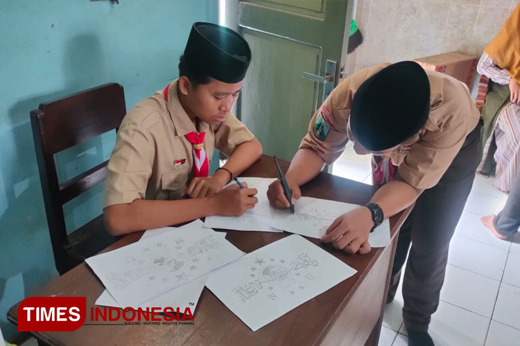 Tampak siswa MA Pondok Pesantren Nurut Taqwa Bondowoso antusias menggambar logo NU (FOTO: Moh Bahri/TIMES Indonesia)