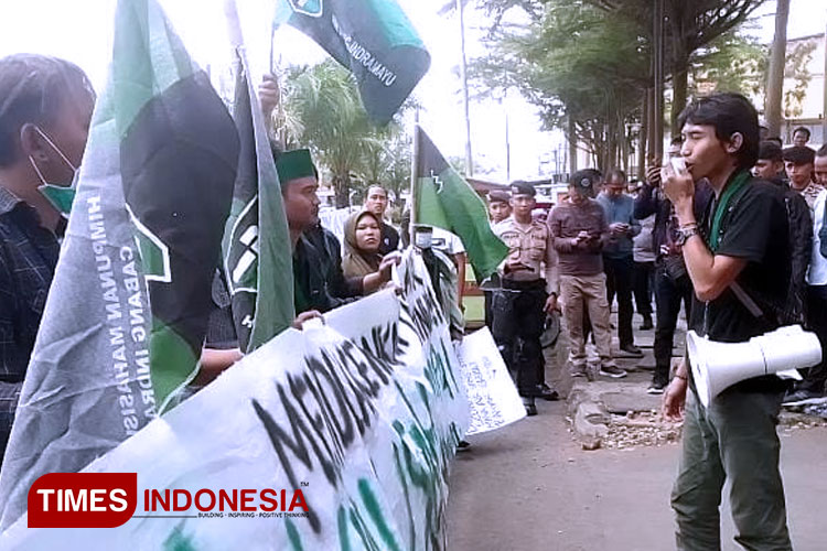 Puluhan Mahasiswa (HMI) unjuk rasa di kantor Perumda Tirta Dharma Ayu terkait rencana kenaikan tarif air minum. (FOTO: Selamet Hidayat/ TIMES Indonesia)