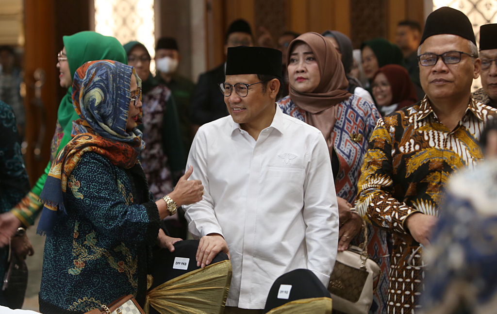 Ketua Umum PKB Muhaimin Iskandar berbincang dengan kader PKB saat akan membuka kegiatan 