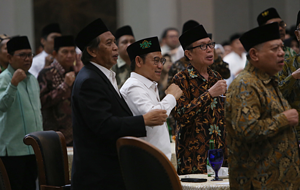 Ketua Umum PKB Muhaimin Iskandar bersama pengurus NU menyayikan lagu kebangsaan Indonesia Raya dan Mars PKB di acara kegiatan 