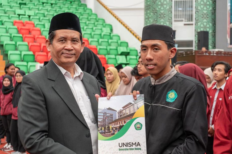 Wakil Rektor 3 Unisma Malang, Dr. Ir. H. Badat Muwakhid, M.P. menyerahkan SK Kepengurusan UKM. (FOTO: AJP TIMES Indonesia)