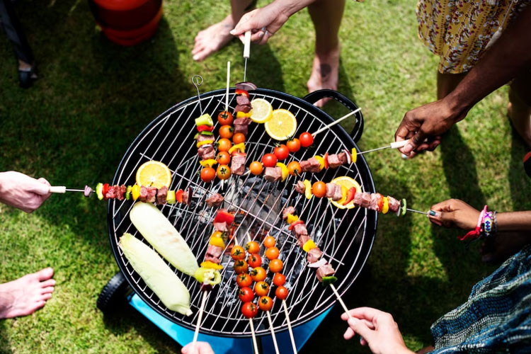 People grilling their food during barbecue party. (Photo: rawpixel/Freepik)