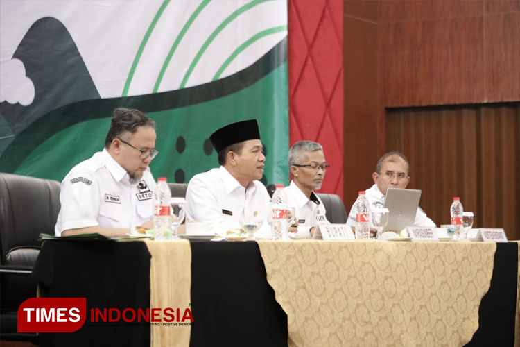 Bupati Bandung Dadang Supriatna saat Sosialisasi Inbup No 7/2022 tentang Percepatan Pengadaan Barang/Jasa, di Sutan Raja Soreang, Rabu (1/2/2023). (Foto: Iwa/TIMES Indonesia)