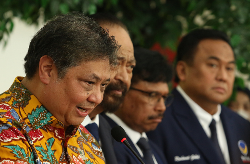 Ketua Umum Partai Golkar Airlangga Hartarto, Ketua Umum Partai NasDem Surya Paloh menyampaikan keterangan kepada wartawan usai pertemuan di DPP Partai Golkar, Jakarta.