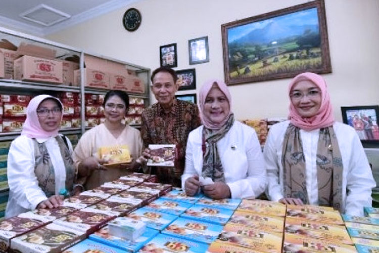 Istri Presiden RI, Iriana Joko Widodo memborong bakpia saat berkunjung ke sentra bakpia di Yogyakarta. (FOTO: Kantor Kepresidenan)