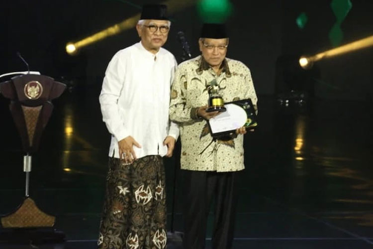 KH Said Aqil Siroj Terima Anugerah 1 Abad NU