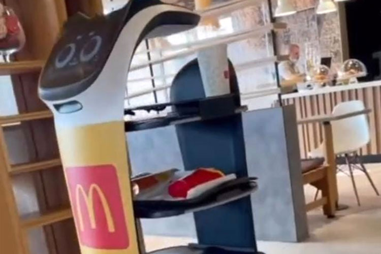 Robot pelayan McDonald's Texas, AS. (Foto: Tangkapan layar)