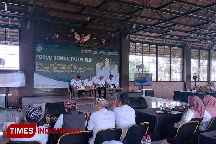 Suasana forum konsultasi publik yang diglar Bappeda Banyuwangi. (FOTO: Anggara Cahya /TIMES Indonesia)
