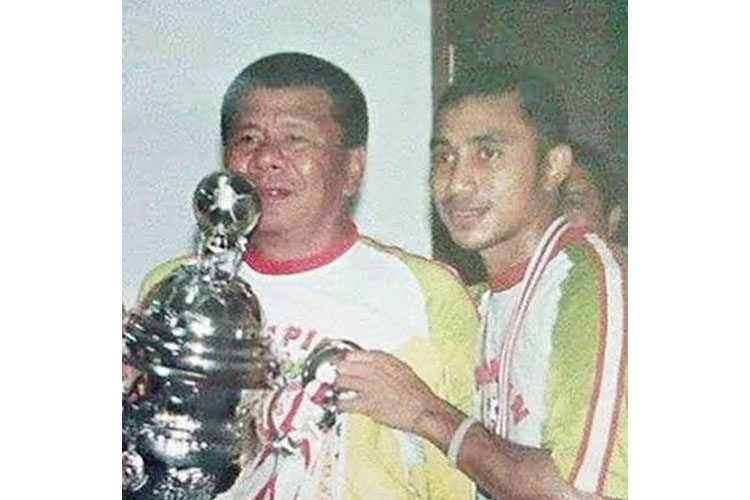 Dokumentasi mantan pelatih Arema, Benny Dollo dan Firman Utina saat mengantar gelar juara Copa. (Instagram/firmanutina1515)