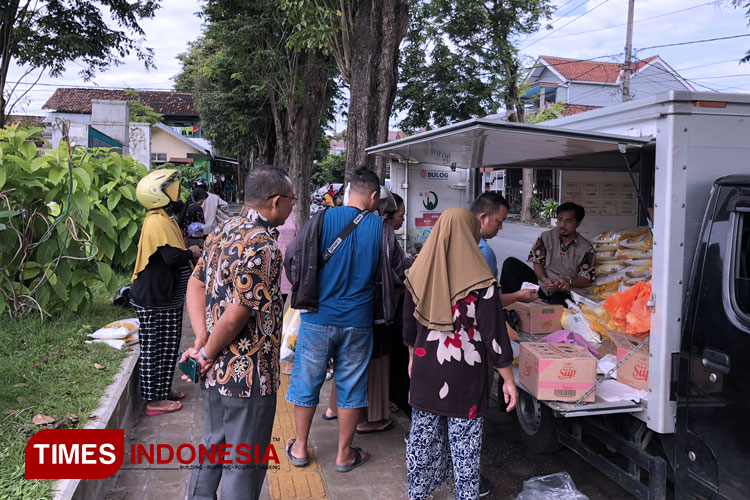 Kegiatan operasi pasar oleh Bulog Banyuwangi yang dilaksanakan di Kecamatan Giri. (FOTO: Ahmad Sahroni/TIMES Indonesia)