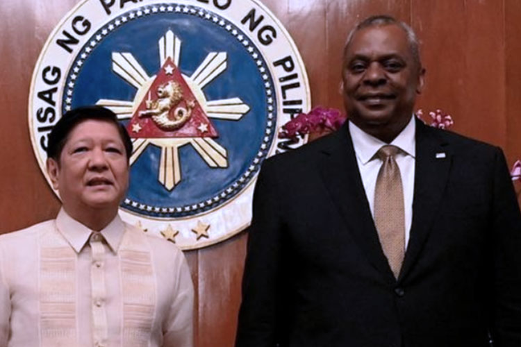 Presiden Filipina Ferdinand Marcos Jr (kiri) saat menemui Menteri Pertahanan AS Lloyd Austin, sebelum pertemuan di Istana Malacanang, Manila. (FOTO: DW/Reuters)