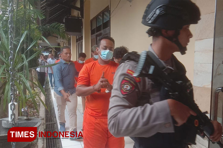 Tersangka demo ricuh di Kantor Arema FC saat di gelandang kepolisian. (Foto: Rizky Kurniawan Pratama/TIMES Indonesia)