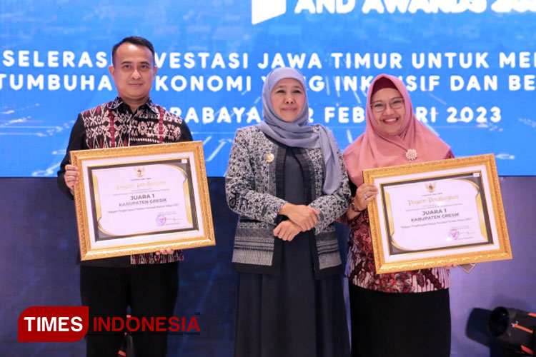 Wabup Aminatun Habibah (Kanan) bersama Gubernur Khofifah Indar Parawansa (Tengah) dan Kadis PMPTSP Gresik AM Reza Pahlevi (Kiri) (FOTO: Akmal/TIMES Indonesia).