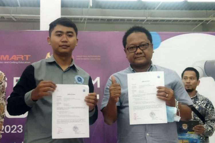 Penandatanganan kerjasama kaprogli TITL dan Mekatronika bapak Amsori dan pimpinan Maspion bapak Okky. (FOTO: AJP TIMES Indonesia)