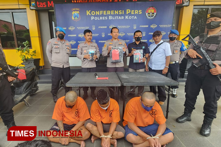 Wakapolres Blitar Kota memimpin pers rilis pencurian sepeda motor, Kamis (02/02/2023). (Foto: Sholeh/ TIMES Indonesia).