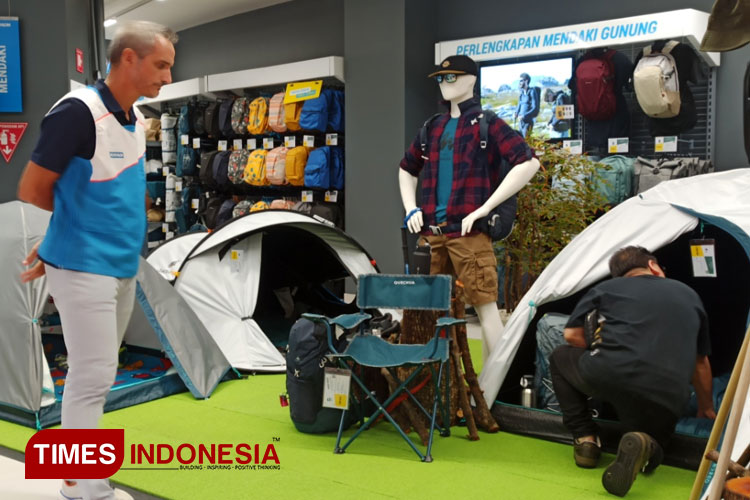 Salah satu sudut display produk peralatan hiking di Decathlon Pakuwon Mall Surabaya, Jumat (3/2/2023).(Foto: Lely Yuana/TIMES Indonesia)  