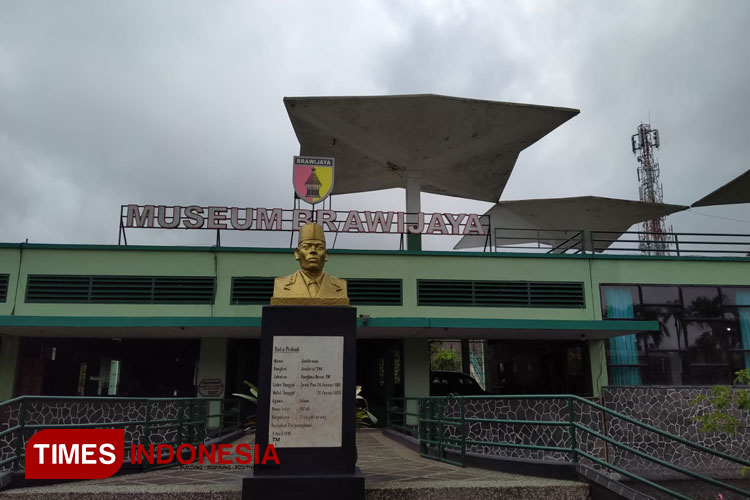 Foto tampak depan Museum Brawijaya dan terdapat patung Jendral Sudirman. (Foto: Ilham Asdika Surya Permana/TIMES Indonesia)