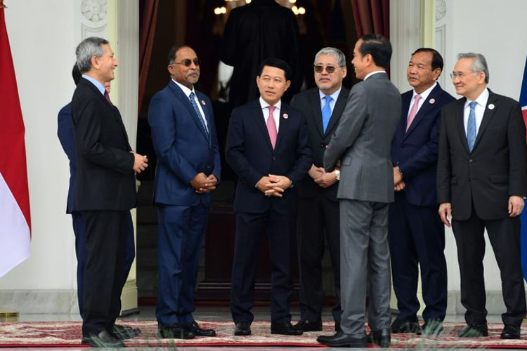 Presiden RI Joko Widodo menerima kunjungan kehormatan bersama para Menteri Luar Negeri ASEAN dan Sekretaris Jenderal ASEAN, di Istana Merdeka, Jakarta, Jumat (03/02/2023) pagi. (Foto: BPMI Setpres)