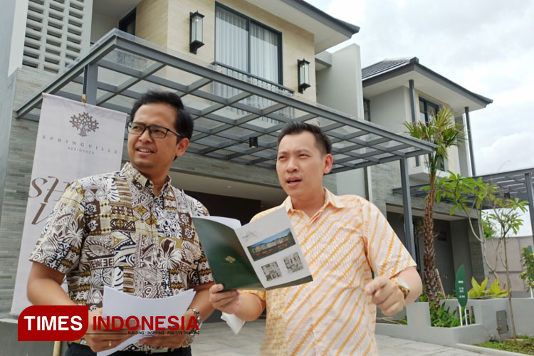 Direktur Utama PT Royal Star Paragon Regency, Renaldo Wenas (kanan) bersama Marketing Manager Springville Residence Bara Ilmika (kiri) saat house tour, Jumat (3/2/2023). (Foto: Lely Yuana/TIMES Indonesia)