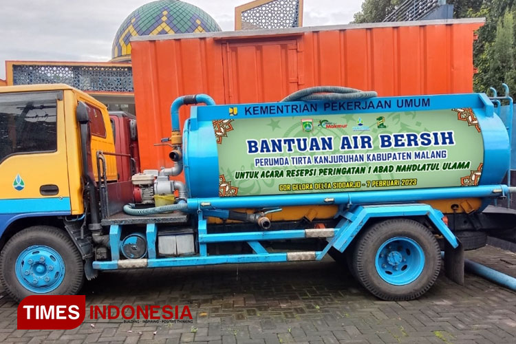 Truk tangki air Perumda Tirta Kanjuruhan yang akan dikirimkan Lokasi 1 Abad NU. (Foto : Perumda Tirta Kanjuruhan for TIMES Indonesia).