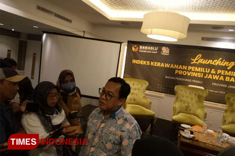 Anggota Bawaslu Jabar, Zaki Hilmi memberikan informasi kepada para awak media di el Hotel Royale Bandung. (Foto : Djarot/TIMES Indonesia)