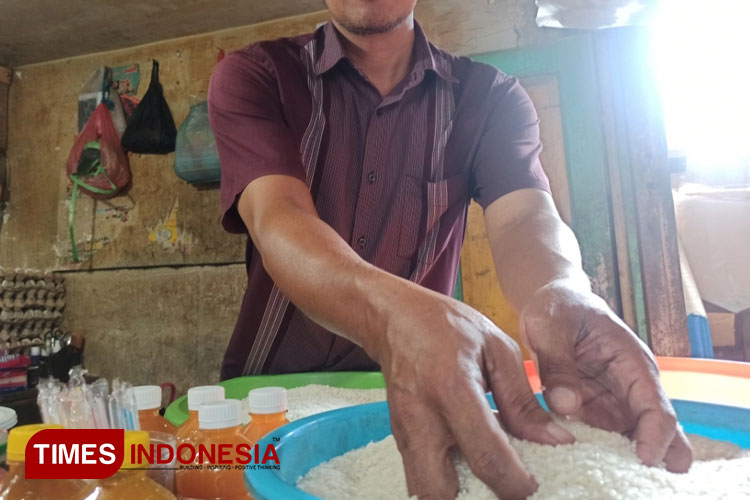 Muhammad Basir, pedagang eceran telur dan beras di Pasar Pucang menjual beras produk lokal karena lebih punel sehingga banyak peminat, Sabtu (4/2/2023). (Foto: Lely Yuana/TIMES Indonesia) 