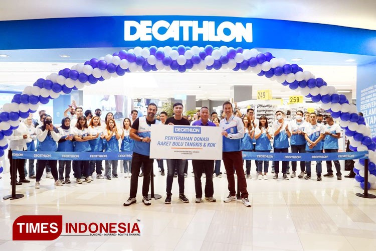 Presdir PT Cathlon Raga Indo, Sanveer Gill dan CEO Decathlon Indonesia Jeremie Ruppert menyerahkan donasi secara simbolis kepada perwakilan PB Suryanaga dan PB Surya Abadi di Pakuwon Mall Surabaya, Jumat (3/2/2023).(Foto : Lely /TIMES Indonesia)