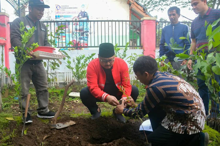 Wakil Bupati Bondowoso saat menyerahkan dan melakukan penghijauan di Desa Jetis Kecamatan Curahdami (FOTO: Prokopim for TIMES Indonesia)