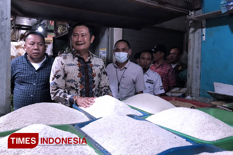Bupati Lamongan Yuhronur Efendi bersama jajaran Pemkab Lamongan dan Bulog Sub Divre Bojonegoro menggelar operasi pasar di Pasar Sidoharjo Lamongan, Sabtu (4/2/2023), (FOTO: Moch. Nuril Huda/TIMES Indonesia)
