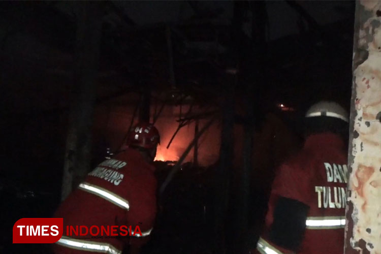 Petugas Damkar Tulungagung memadamkan api yang menghanguskan gedung Ganesha Operation di Ngunut.