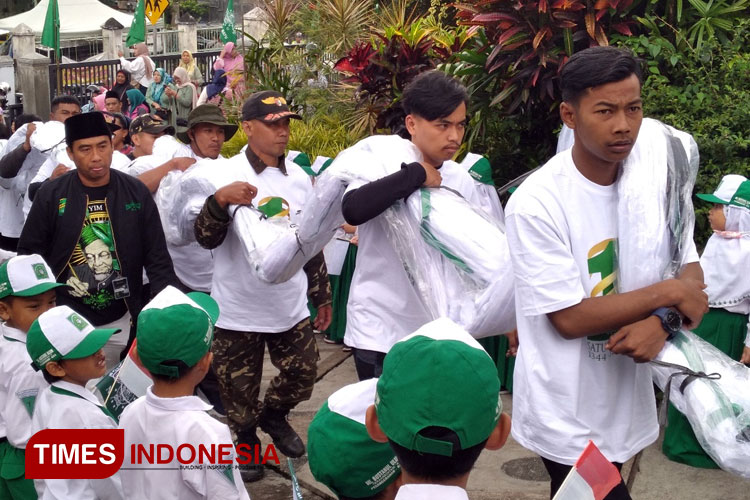 Gunung Panderman terlihat lebih gagah dibanding biasanya, karena disisi Utara gunung yang menjadi salah satu ikon Kota Batu ini terpasang bendera Nahdlatul Ulama (NU). (Foto: Muhammad Dhani Rahman/TIMES Indonesia)