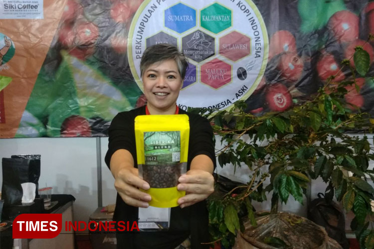 Cuncun, salah seorang founder kopi 16/12 memperlihatkan produk kopinya. (Foto: Djarot/TIMES Indonesia)