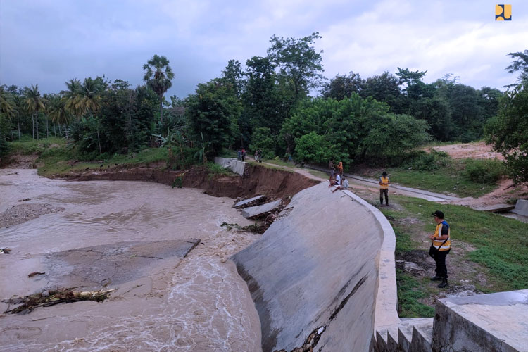 Ilustrasi - Bendung Oesao di Wilayah Sungai Noelmina, Kabupaten Kupang yang rusak akibat banjir.(FOTO: Biro Komunikasi Publik Kementerian PUPR RI)