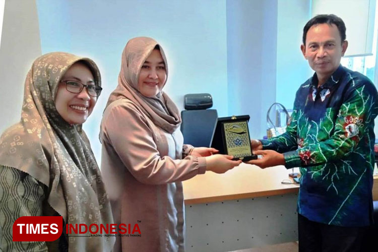 Dr. H. Mursalim, saat tengah mewakili serah terima sertifikat kelulusan oleh Dr. Dian Mursydah, dan Hj. Sri Ilham Lubis Biro AUPKK UIN STSJ Jambi. (Foto: Humas for TIMES Indonesia)
