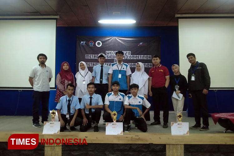 Foto bersama penyerahan pemenang lomba Metro Water Rocket Competiton. (FOTO: AJP TIMES Indonesia)