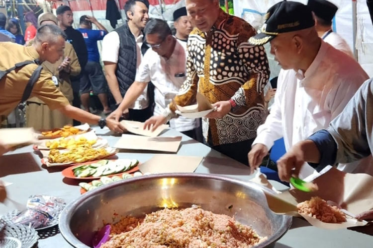 The chaotic atmosphere at the Soup House prepared for 1 Abad NU. (Photo: BPBD Kabupaten Malang)