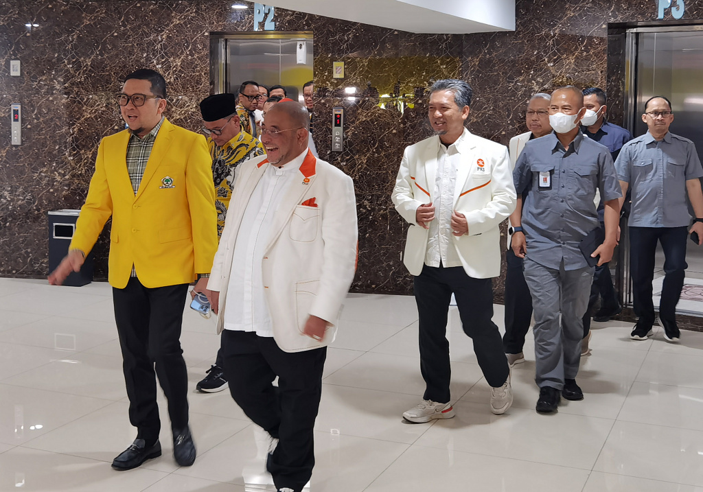 Waketum DPP Partai Golkar Ahmad Doli Kurnia mendampingi Sekjen Partai Keadilan Sejahtera (PKS) Habib Aboe Bakar Al Habsyi saat jumpa pers usai keduanya bertemu di Kantor DPP Partai Golkar, Jakarta, Selasa (7/2/2023). 
